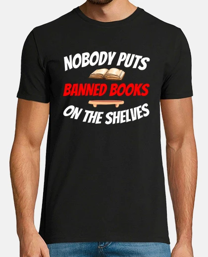 Camiseta libros prohibidos en los estantes