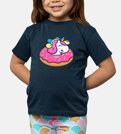 Vêtements licorne gourmande dans un donut