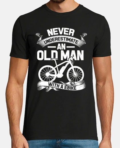 T-shirt mai sottovalutare un vecchio con un