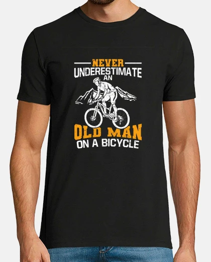 T-shirt mai sottovalutare un vecchio su una bicicletta biker