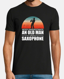 mai sottovalutare un vecchio con un sassofono