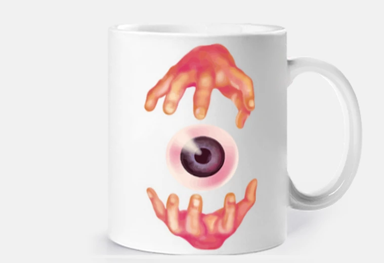 Taza manos enmarcando un ojo surrealismo ciencia ficción taza café té croissants