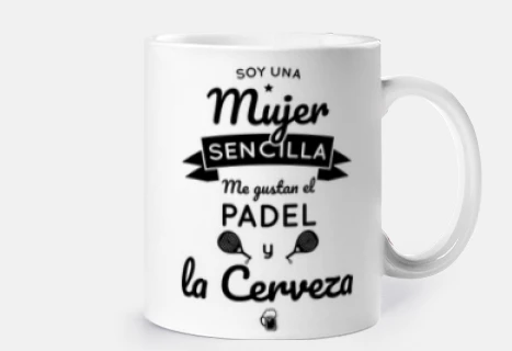 Mujer sencilla padel y cerveza