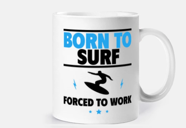 Taza nacido para surfear obligado a trabajar