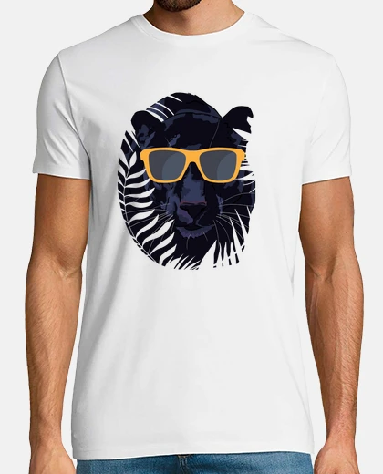 Camiseta pantera negra con gafas de sol