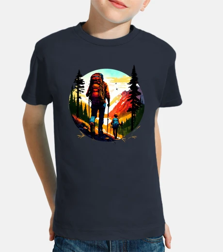 Ropa pareja caminando en las montañas
