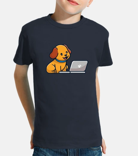 Abbigliamento piccolo cane con il suo laptop