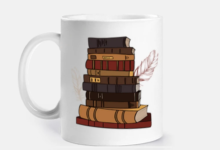 Mug pile vieux livres avec plumes