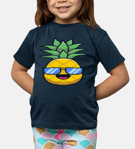 Ropa piña con gafas de sol