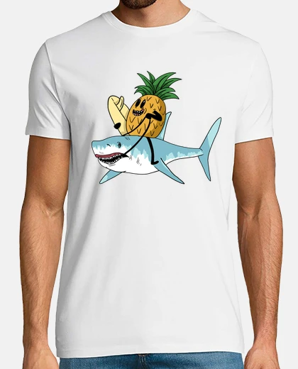 Camiseta piña montando a tiburón