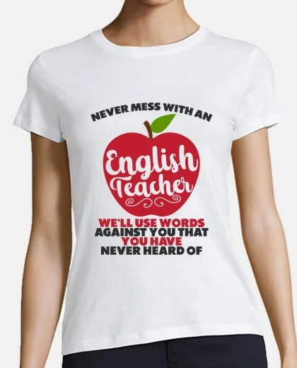 Playera profesor de inglés leyendo libros vocabulario gramática