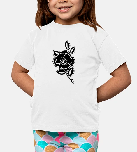 Ropa rosa floral de la vieja escuela en blan