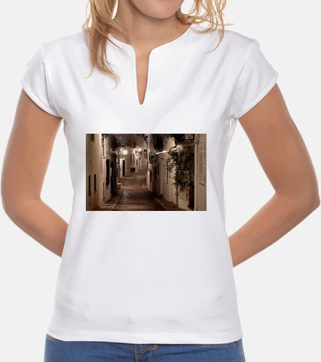 Tee-shirt rue altea éclairé par des lanternes