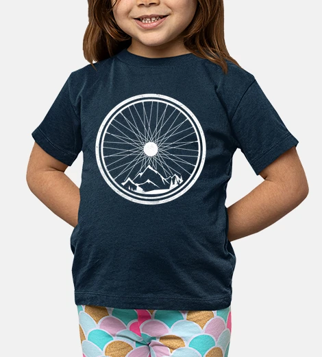 Ropa rueda de bicicleta con montaña
