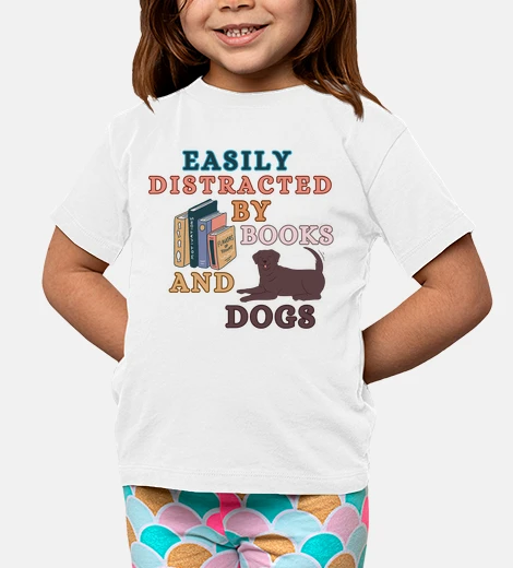 Ropa se distrae fácilmente con libros y perros - labrador retriever