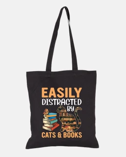se distrae fácilmente con gatos y libro