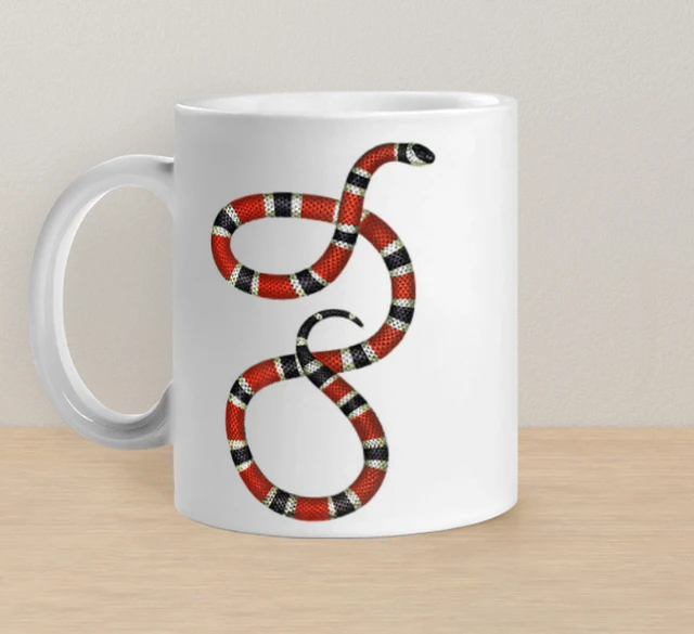 Serpiente de coral, microrus, taza, café, té, croissants, infusión