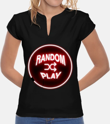 T-shirt sfondo nero di riproduzione casuale