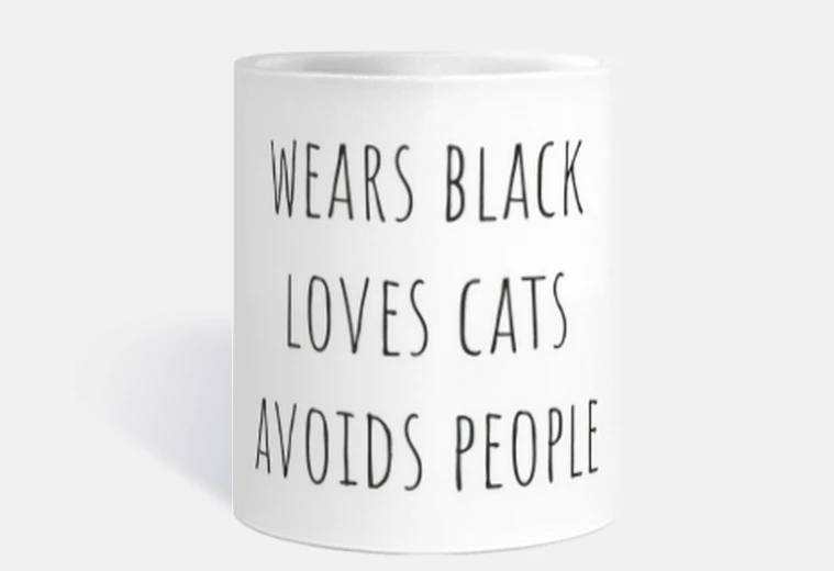 Tazza Si veste di nero ama gatti  evita le pe