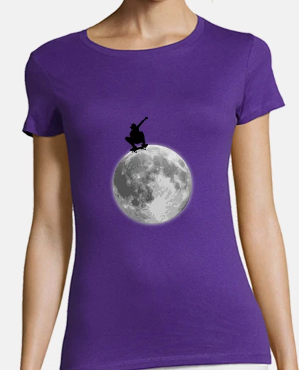 Playera skateboarding on the moon