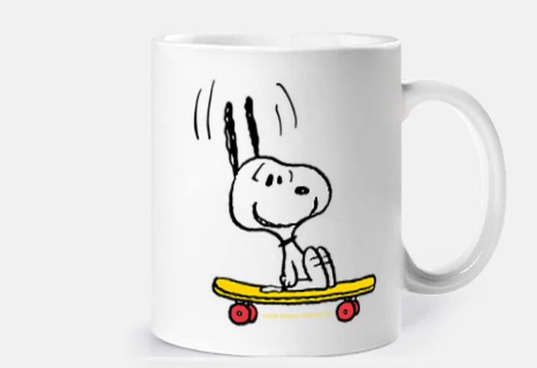 Taza Snoopy skate sitting