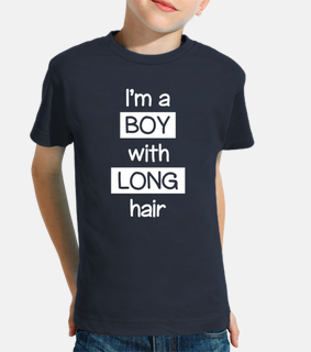 Soy un niño con el pelo largo