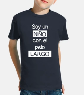 Soy un niño con el pelo largo