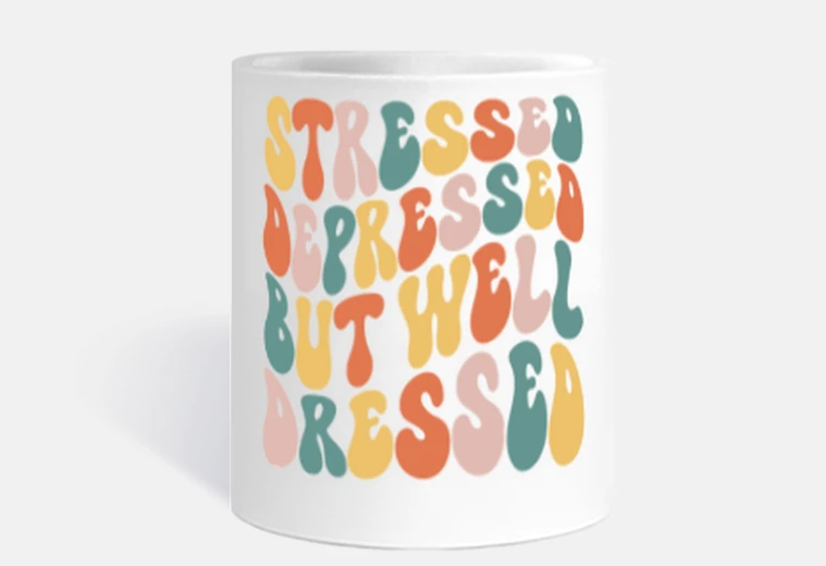 Tazza stressata depressa ma ben vestita