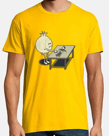 T-shirt tagliando le cipolle