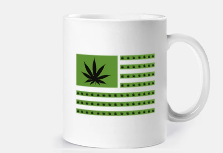 Taza taza humorística y paródica de la bandera de la mala hierba