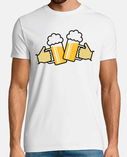 T-shirt tostare boccali di birra con le mani - 