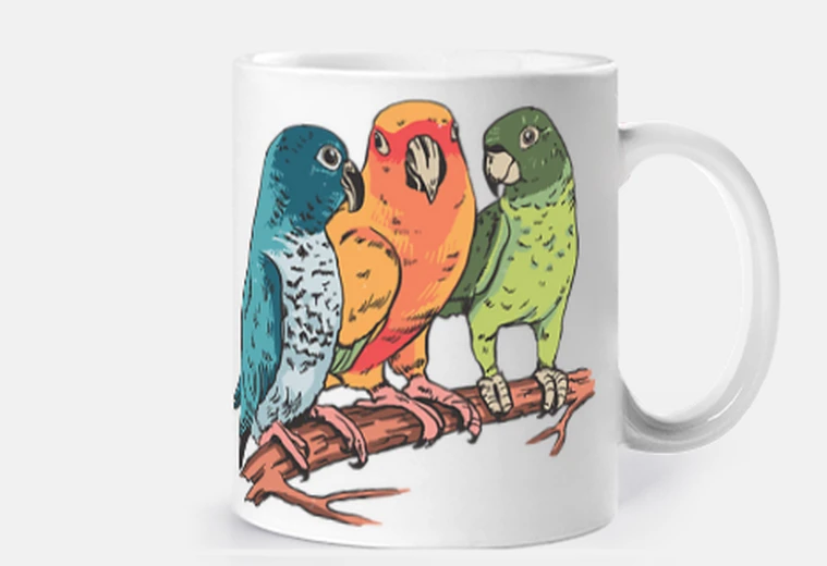 Tazza tre parrocchetti su un ramo di un albero tazza di caffè tè croissant tisana infuso