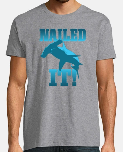 Tee-shirt trucs drôles de skateur fané cloué graphique de requin marteau