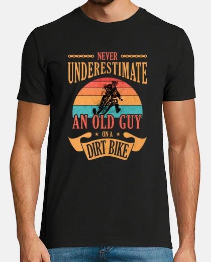 Tee-shirt vieil homme sur un motocross dirt bike