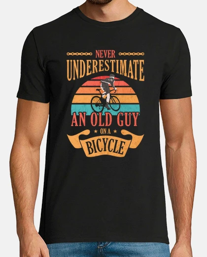 Camiseta viejo en una bicicleta ciclista cumplea