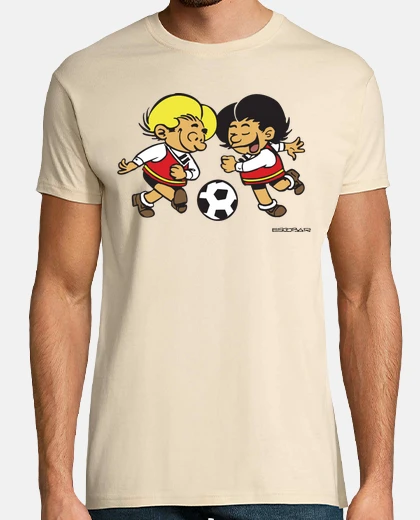 Zipi y Zape color jugando fútbol hombre